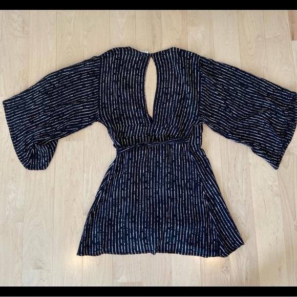 Billabong black and white stripe relax on high wrap bell sleeve dress Large nwt - Picture 8 of 9